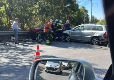Жена е в болница след катастрофа между 4 коли в