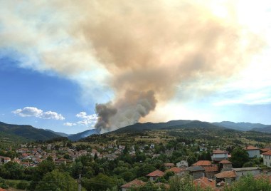Разразилият се днес горски пожар е далече от село Хвойна