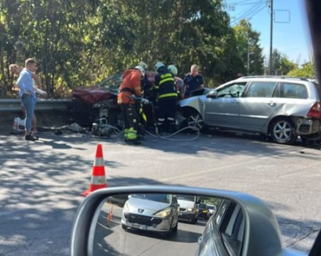 4 коли се врязаха на околовръстното в София, режат автомобил, за да извадят жена