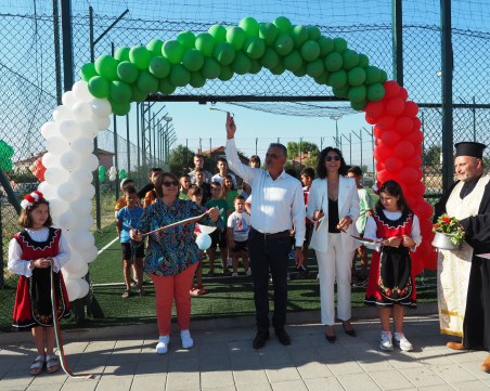 Ново игрище с изкуствена трева радва децата на Бенковски