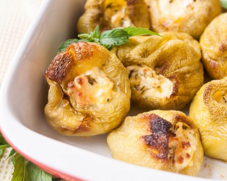 Пълнени чушки със сирене и яйца на фурна