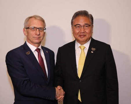 Премиерът Денков кани корейския бизнес да инвестира във въглищните региони у нас