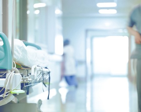 Възрастна жена е в пловдивската болница, непълнолетната ѝ внучка я наръга с нож