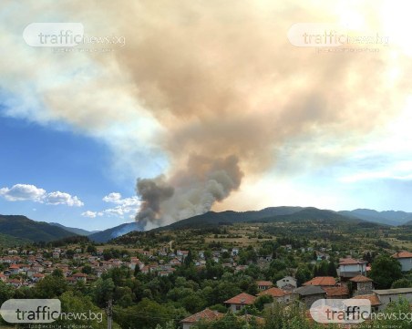 Локализираха пожара край Хвойна, гасенето продължава