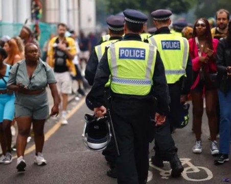 Осем намушкани с нож и стотици арестувани на карнавал в Лондон