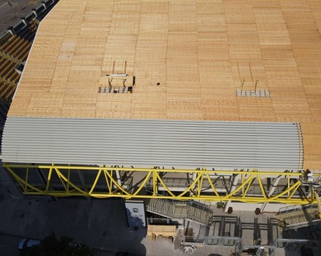 В средата на септември започва монтажът на козирката на южната трибуна на Колежа