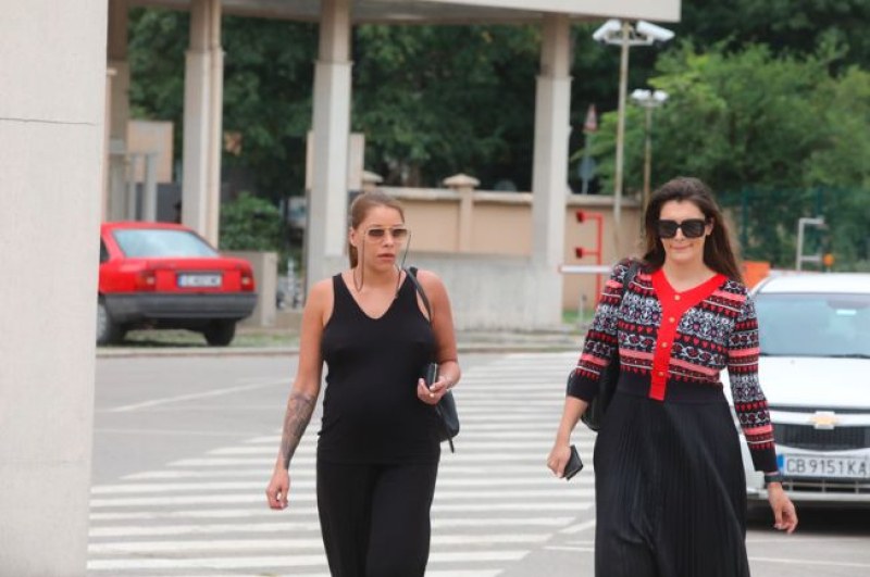 В Софийската градска прокуратура пристигна бившата съпруга на следователя Петър Петров –