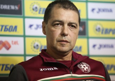 Бившият капитан на националния отбор Стилиян Петров говори пред медиите