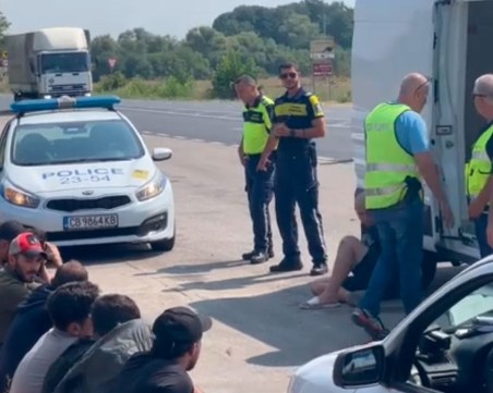 Откриха 20 мигранти в бус край Павел баня