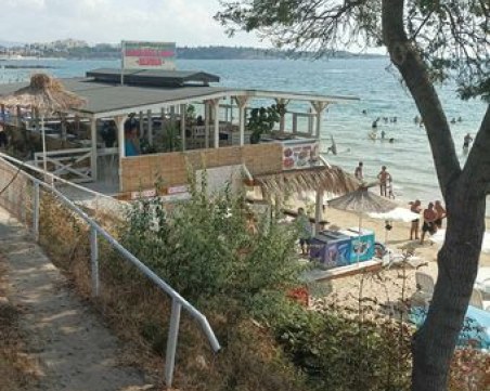 Обиди и заплахи на посещаван роден плаж – пловдивчанка и хотелиер в скандал за чадър и шезлонг