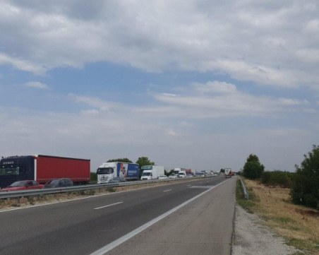 Пожар затруднява движението по магистрала 