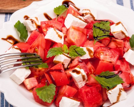 Салата с диня и сирене