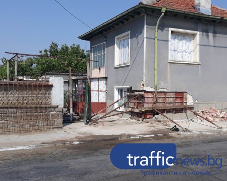 Възстановяват къщата, в която се вряза трактор в пловдивското село Чоба