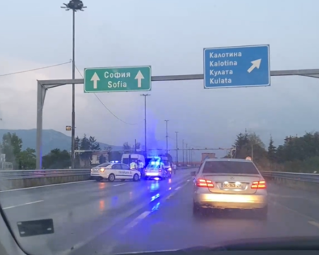 Заловиха група мигранти на входа на София