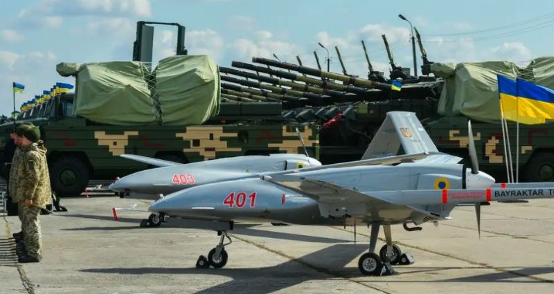 Атака с дронове срещу руско летище, двама загинали в Украйна