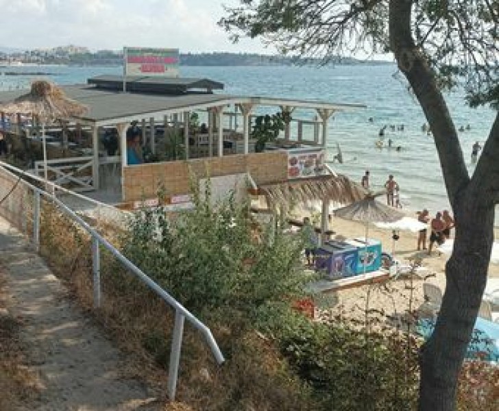 Обиди и заплахи на посещаван роден плаж – пловдивчанка и хотелиер в скандал за чадър и шезлонг