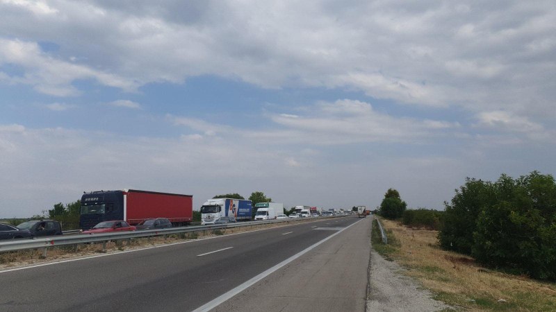 Пожар затруднява движението по магистрала