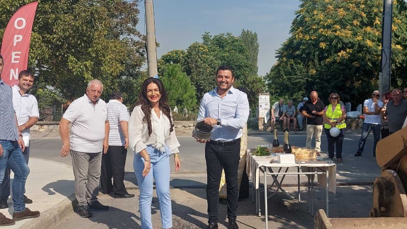 С първа копка и водосвет дадоха началото на изграждането на канализация в Марково