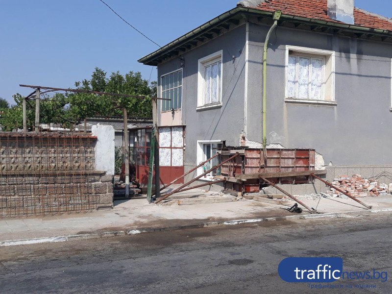 Възстановяват къщата, в която се вряза трактор в пловдивското село Чоба