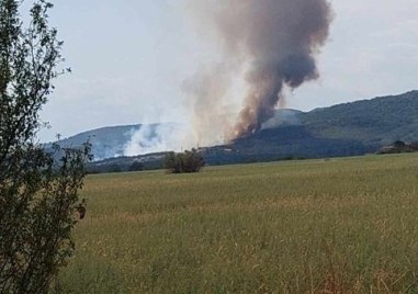 Голям пожар бушува около село Баня община Карлово За това