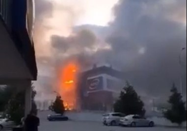 Голям пожар гори в търговска сграда в Гоце Делчев Сигналът