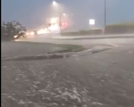 Буря удари Несебър, улиците са под вода