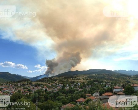 Още тлеят няколко огнища на пожара в Хвойна