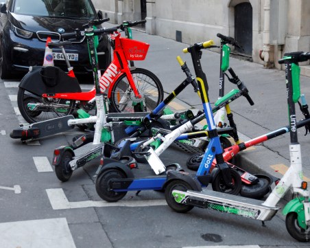 Прибраха и последните  тротинетки в Париж – от утре са забранени за ползване