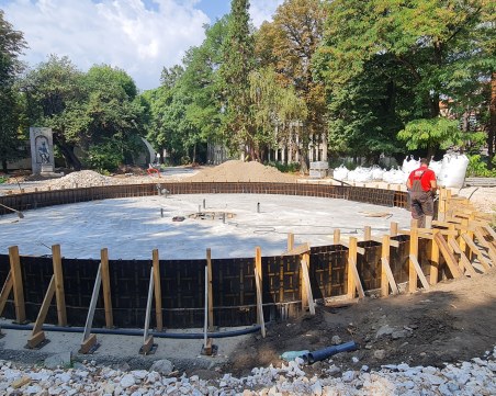 Ремонтът на Дондукова градина напредна, предстои полагането на 1100 тона настилки