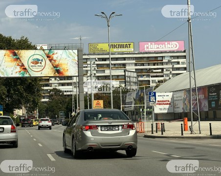 В Пловдив няма правила: Джигит без номера кръстосва града, маневрира между колите в час пик