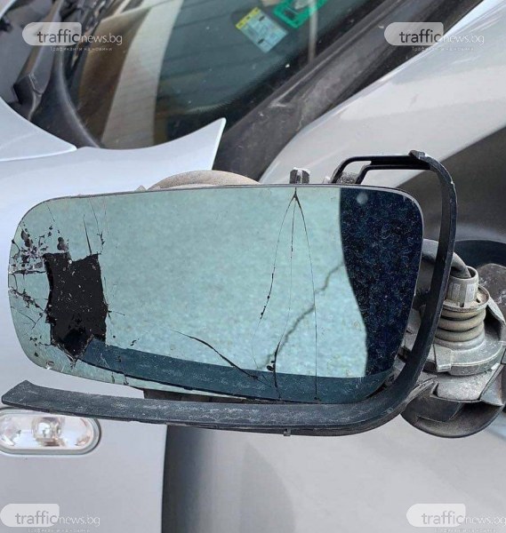 Агресия на пловдивски булевард: Шофьор удари и потроши автомобила на младо момче