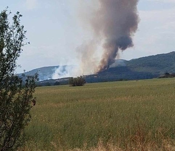 Голям пожар бушува край град Баня