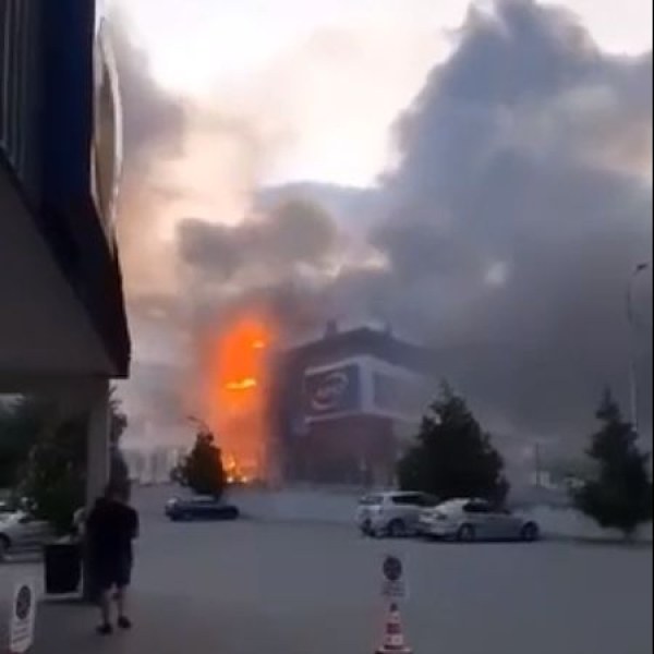 Голям пожар гори в търговска сграда в Гоце Делчев. Сигналът