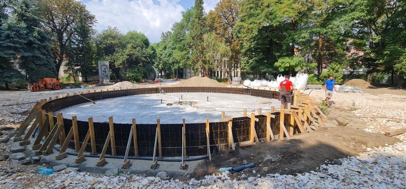 Ремонтът на Дондукова градина напредна, предстои полагането на 1100 тона настилки