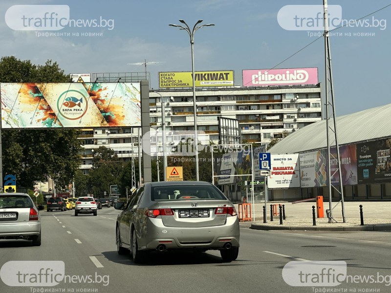 В Пловдив няма правила: Джигит без номера кръстосва града, маневрира между колите в час пик