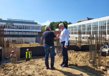 Кметът Здравко Димитров посети строежа на новия плувен комплекс с