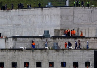Затворници в затвора в Куенка Еквадор държат за заложници 50