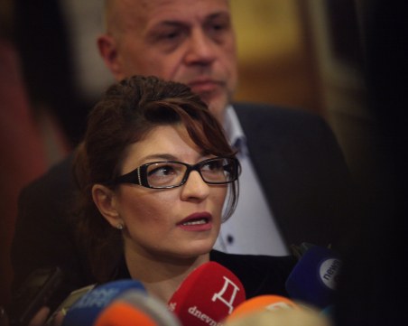 Атанасова: Критиките не означават, че правителството ще бъде съборено