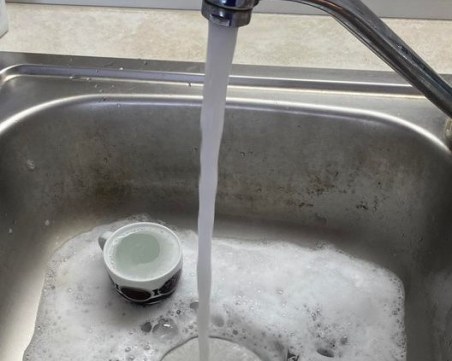 Бяла пяна тече от чешмите на жители в пловдивско село вече няколко дни