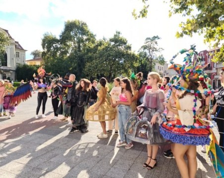 Фестивалът „Двама са малко - трима са много