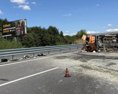 Камион се обърна на АМ 