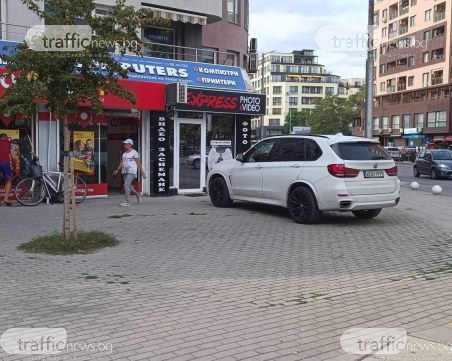 Луксозно БМВ над закона! Шофьорът го заряза по средата на пловдивски тротоар