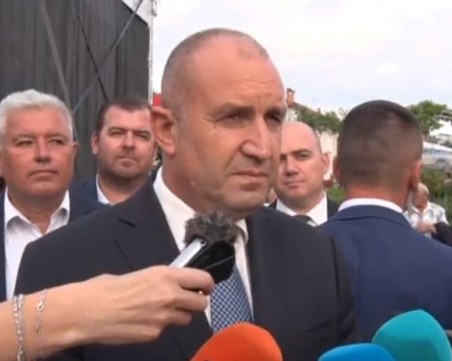 Радев: Управляващата коалиция не чува хората, готвят се да подчинят политически МВР и службите