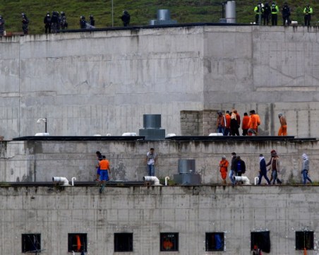 Заложническа драма в затвора в Еквадор, затворници задържаха надзирателите