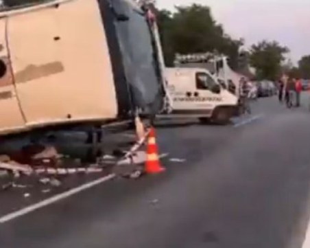 Камион и рейс се блъснаха в Турция, има жертви и много ранени СНИМКИ