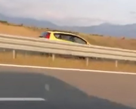 Лек автомобил в насрещното на АМ 