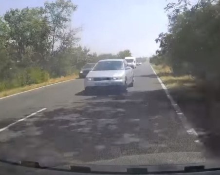 На косъм от челен сблъсък! Шофьор застраши живота на семейство ВИДЕО