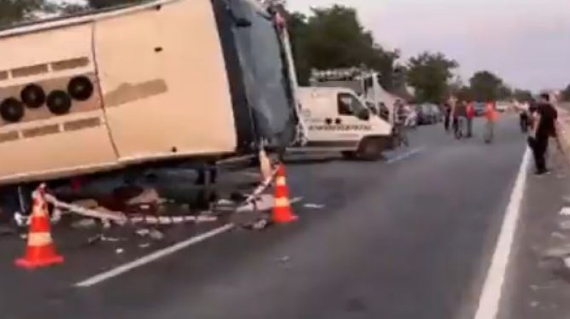 Камион и рейс се блъснаха в Турция, има жертви и много ранени СНИМКИ