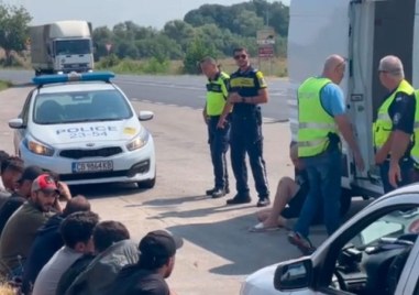 Камион с 80 нелегални мигранти е спрян на входа на