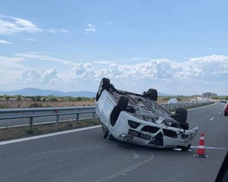 Кола се обърна по таван край Бургас, сериозно задръстване в района